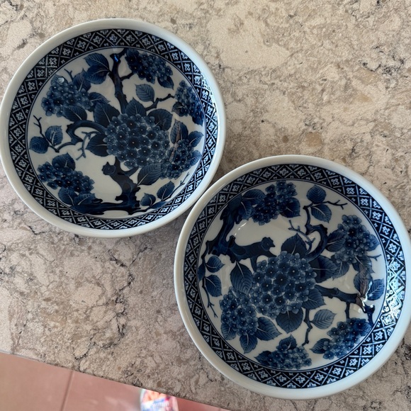 Set of 2 Japanese Blue White Floral Bowls - Picture 4 of 7